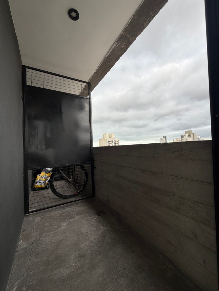 DEPARTAMENTO DOS AMBIENTES CON BALCON Y VISTAS ABIERTAS. EDIFICIO TROMARCO - SAN JOSE 