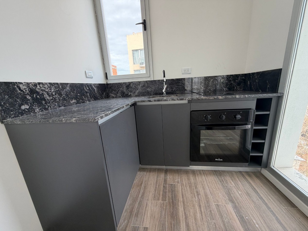 SEMIPISO DE UN AMBIENTE CON BALCON TERRAZA A ESTRENAR - PLAZA MITRE