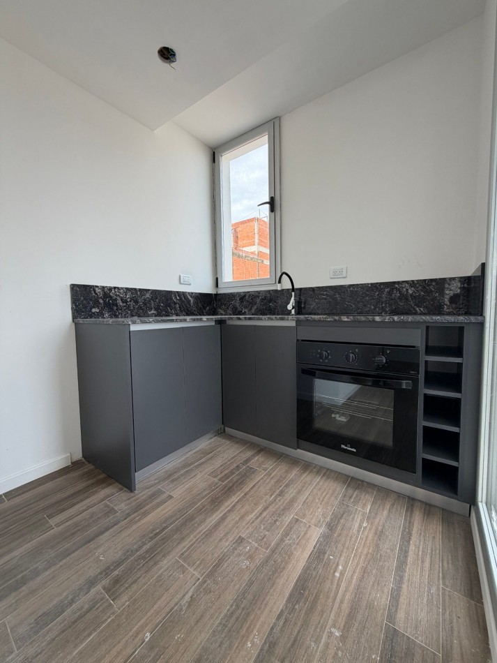 SEMIPISO DE UN AMBIENTE CON BALCON TERRAZA A ESTRENAR - PLAZA MITRE
