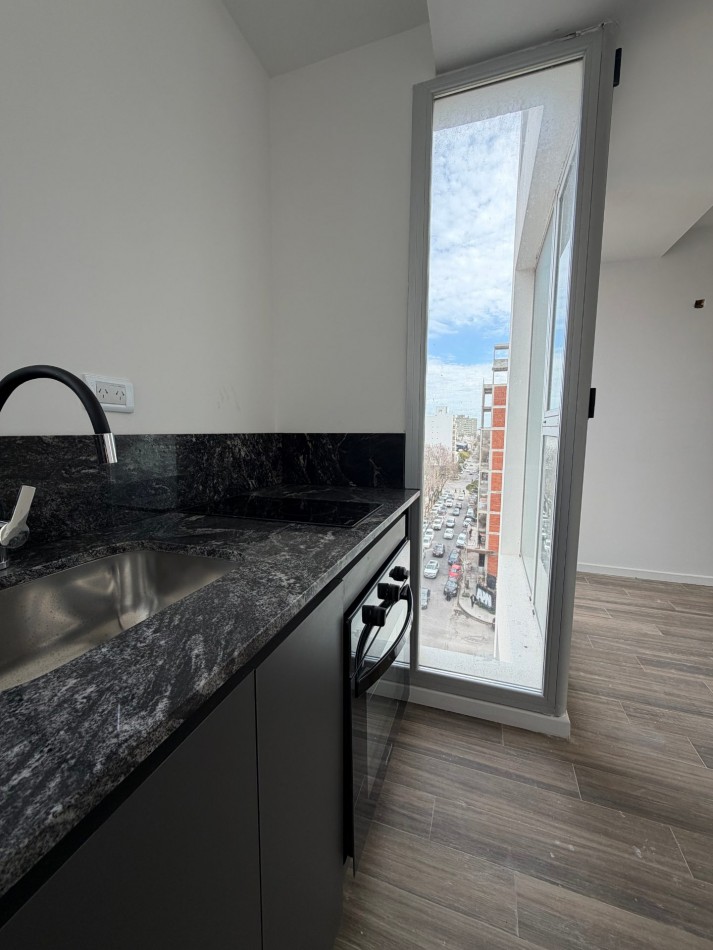 SEMIPISO DE UN AMBIENTE CON BALCON TERRAZA A ESTRENAR - PLAZA MITRE