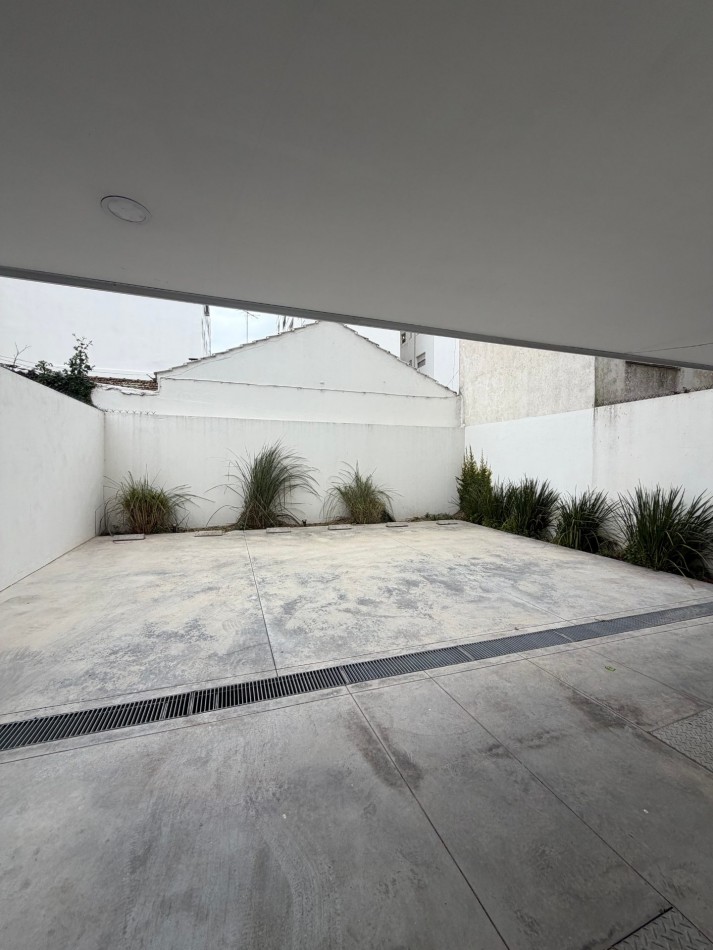 SEMIPISO DE UN AMBIENTE CON BALCON TERRAZA A ESTRENAR - PLAZA MITRE