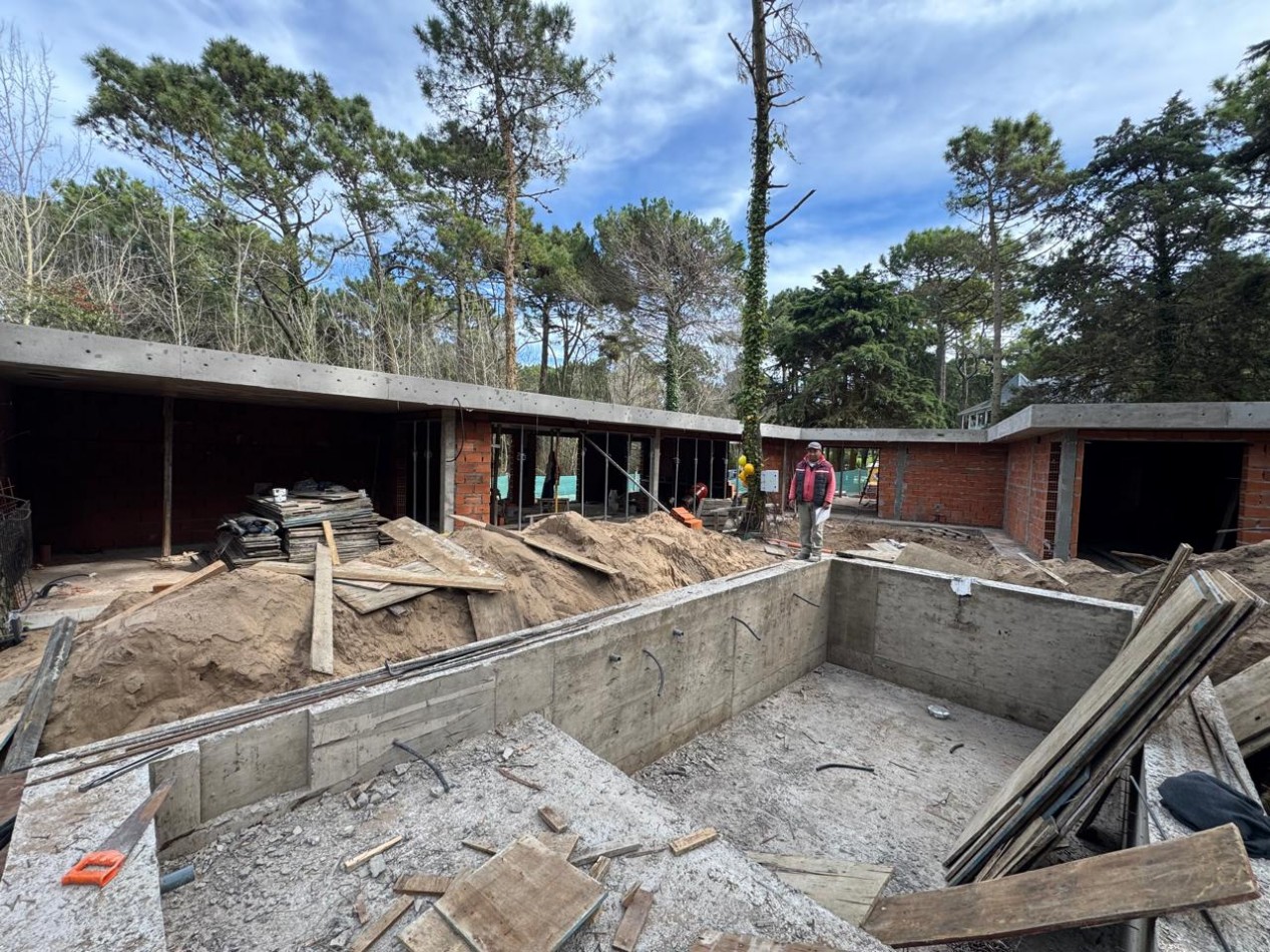 CASA DE CATEGORIA EN VENTA EN CARILO - ZONA GOLF - POSIBILIDAD DE FINANCIACION