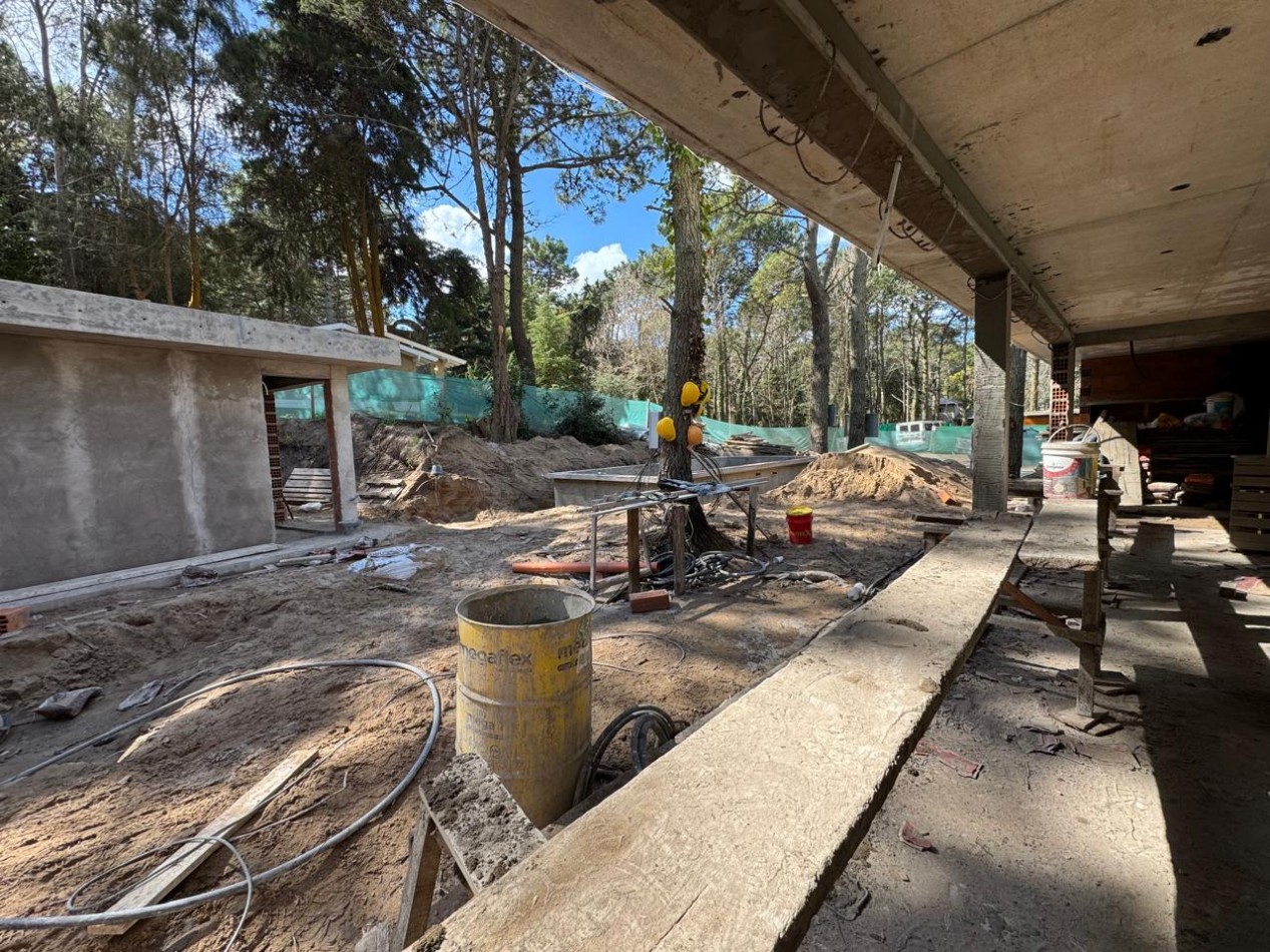CASA DE CATEGORIA EN VENTA EN CARILO - ZONA GOLF - POSIBILIDAD DE FINANCIACION