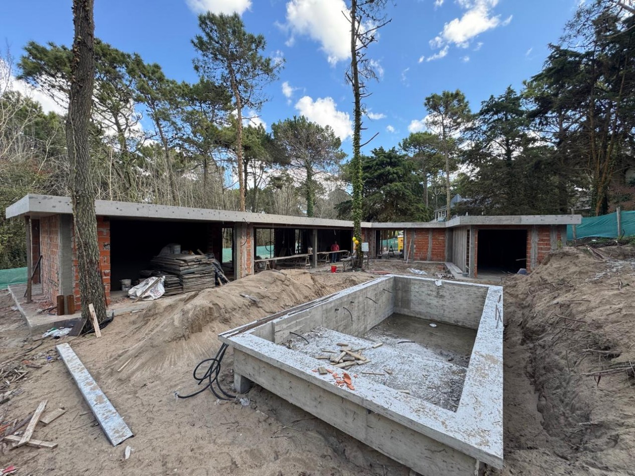 CASA DE CATEGORIA EN VENTA EN CARILO - ZONA GOLF - POSIBILIDAD DE FINANCIACION