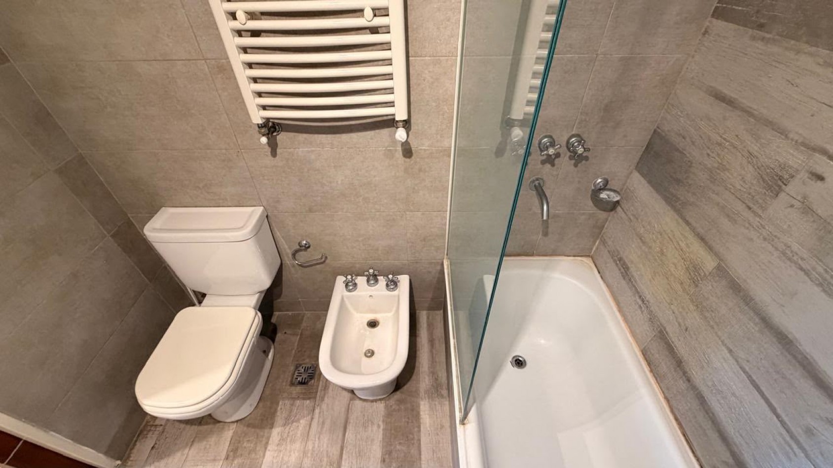 VENTA MODERNO 2 AMBIENTES CON BALCON Y PARRILLA - MACROCENTRO