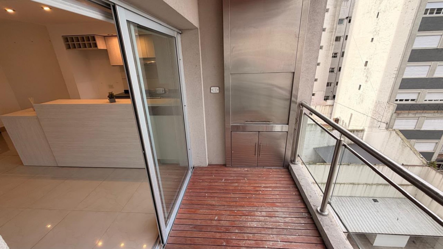 VENTA MODERNO 2 AMBIENTES CON BALCON Y PARRILLA - MACROCENTRO