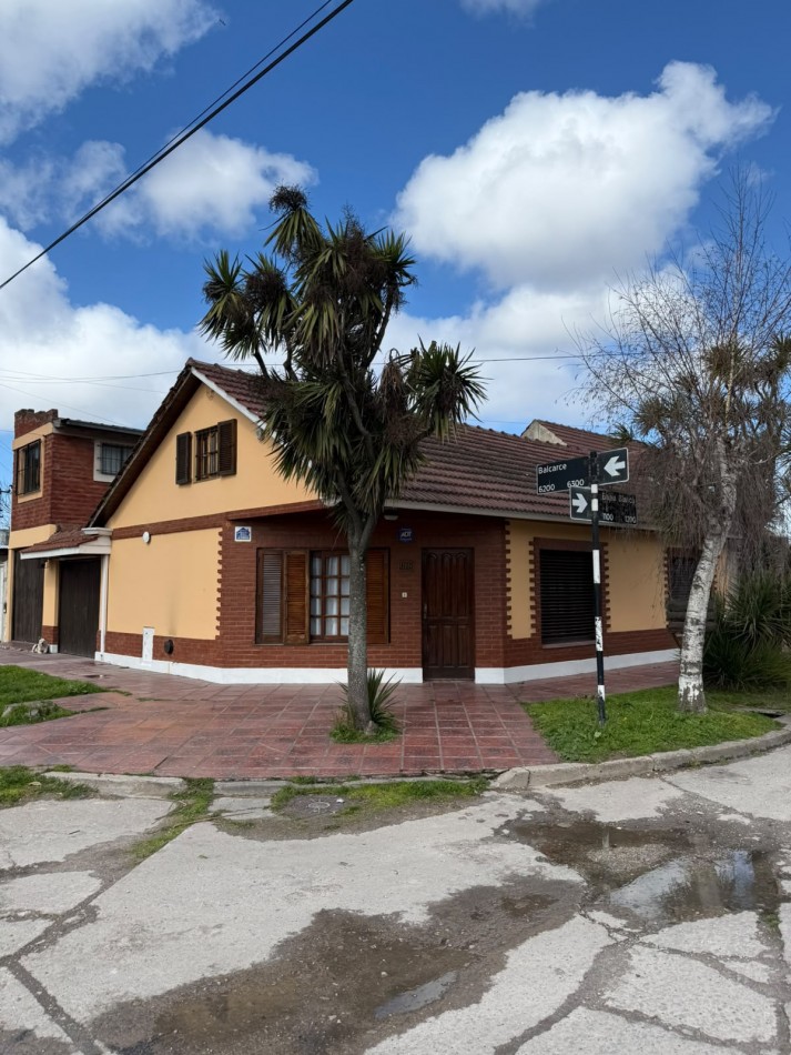 CHALET APTO CREDITO CON GARAJE DOBLE Y DEPARTAMENTO - BARRIO LOPEZ DE GOMARA