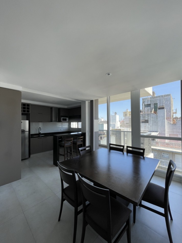 SEMIPISO DE TRES AMBIENTES CON AMPLIO BALCON A LA CALLE Y VISTA LATERAL AL MAR. MAR DEL PLATA