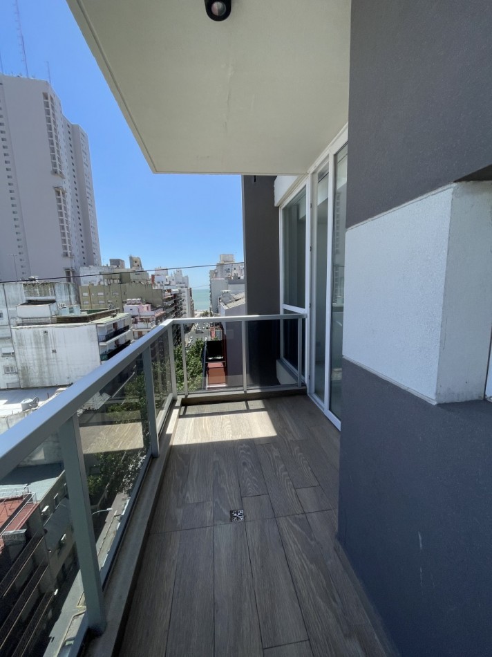 SEMIPISO DE TRES AMBIENTES CON AMPLIO BALCON A LA CALLE Y VISTA LATERAL AL MAR. MAR DEL PLATA
