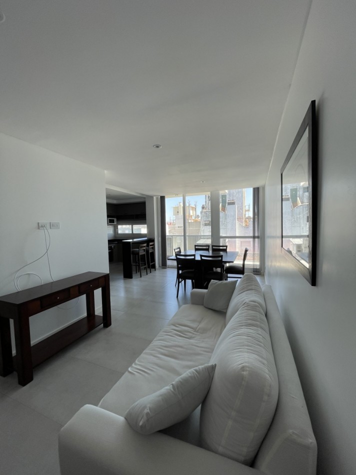 SEMIPISO DE TRES AMBIENTES CON AMPLIO BALCON A LA CALLE Y VISTA LATERAL AL MAR. MAR DEL PLATA
