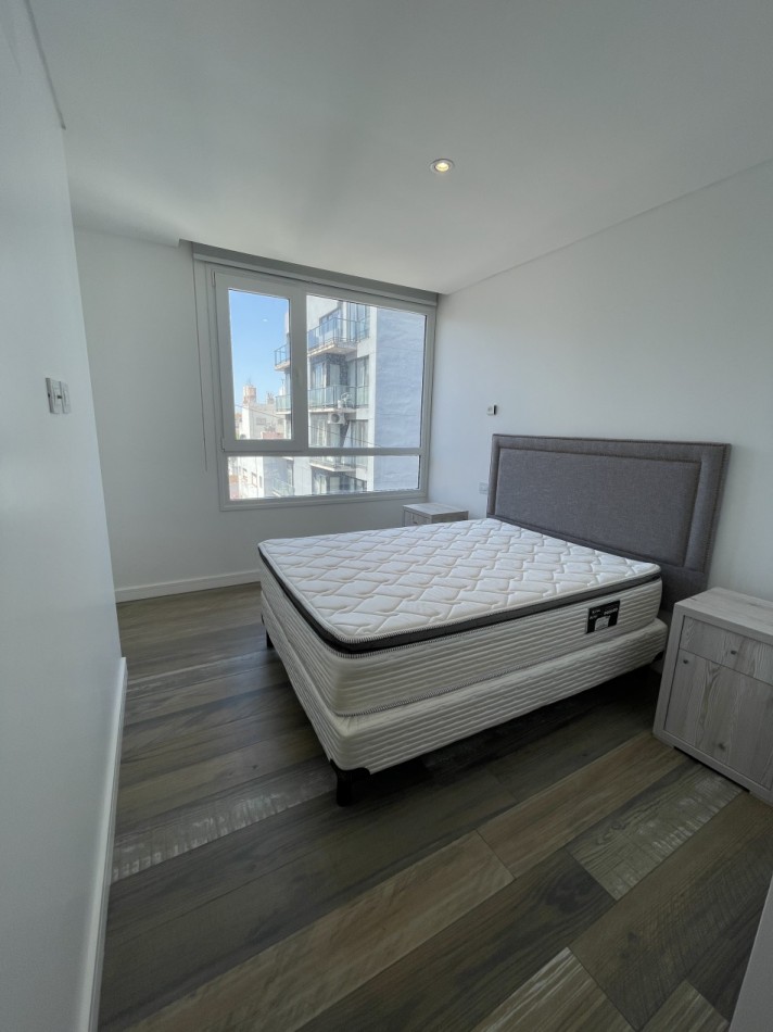 SEMIPISO DE TRES AMBIENTES CON AMPLIO BALCON A LA CALLE Y VISTA LATERAL AL MAR. MAR DEL PLATA