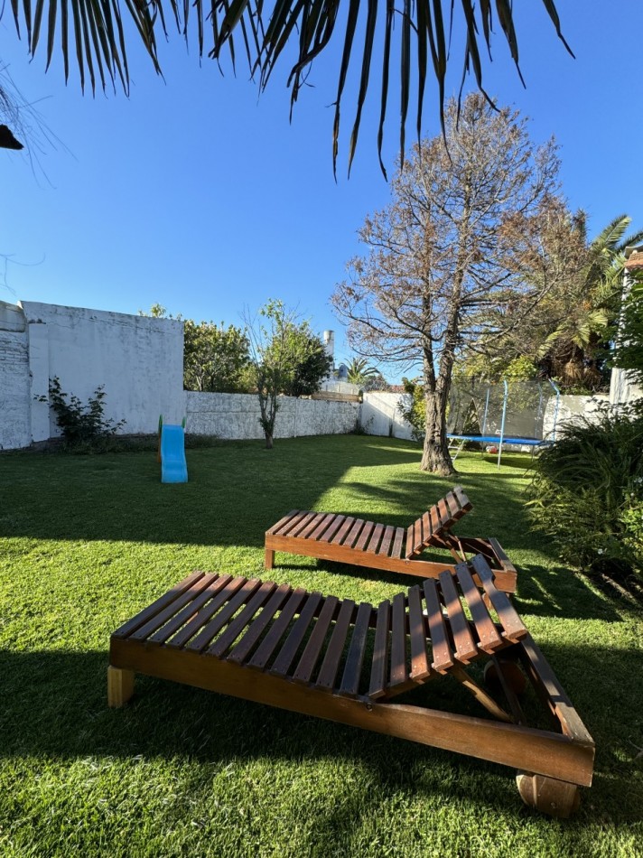 Chalet tres ambientes en excelente estado con gran parque. Mar del Plata.