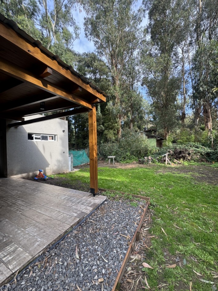 MODERNA CASA EN BOSQUE PERALTA RAMOS A UNA CUADRA DE LA PLAZA. MAR DEL PLATA