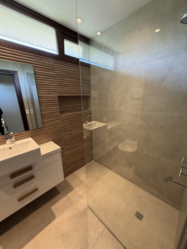 CASA DE CATEGORIA EN BARRIO PRIVADO ARENAS DEL SUR. MAR DEL PLATA