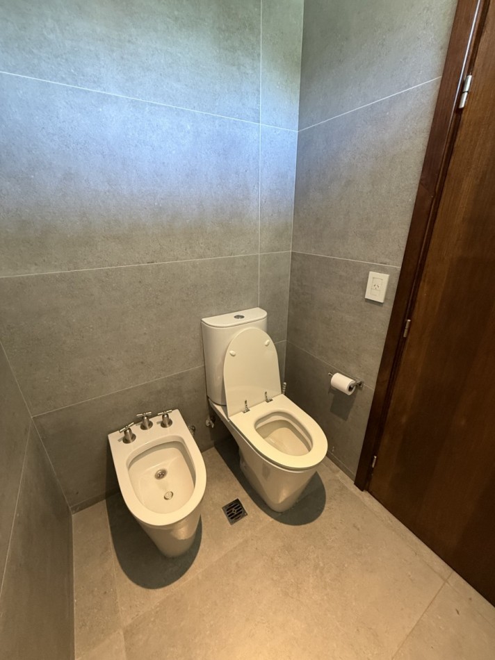 CASA DE CATEGORIA EN BARRIO PRIVADO ARENAS DEL SUR. MAR DEL PLATA