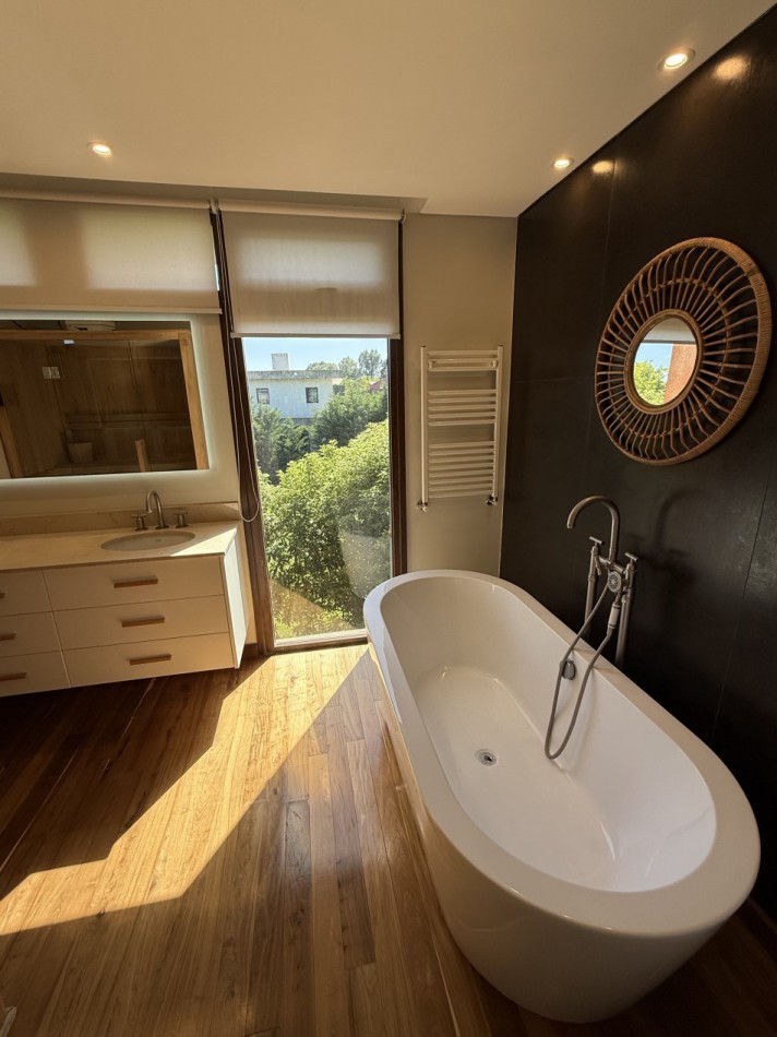 CASA DE CATEGORIA EN BARRIO PRIVADO ARENAS DEL SUR. MAR DEL PLATA