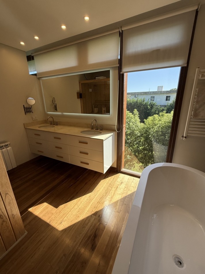 CASA DE CATEGORIA EN BARRIO PRIVADO ARENAS DEL SUR. MAR DEL PLATA