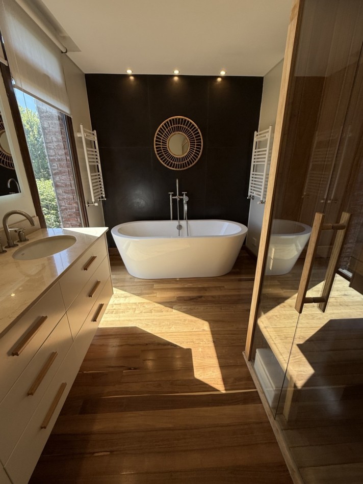 CASA DE CATEGORIA EN BARRIO PRIVADO ARENAS DEL SUR. MAR DEL PLATA