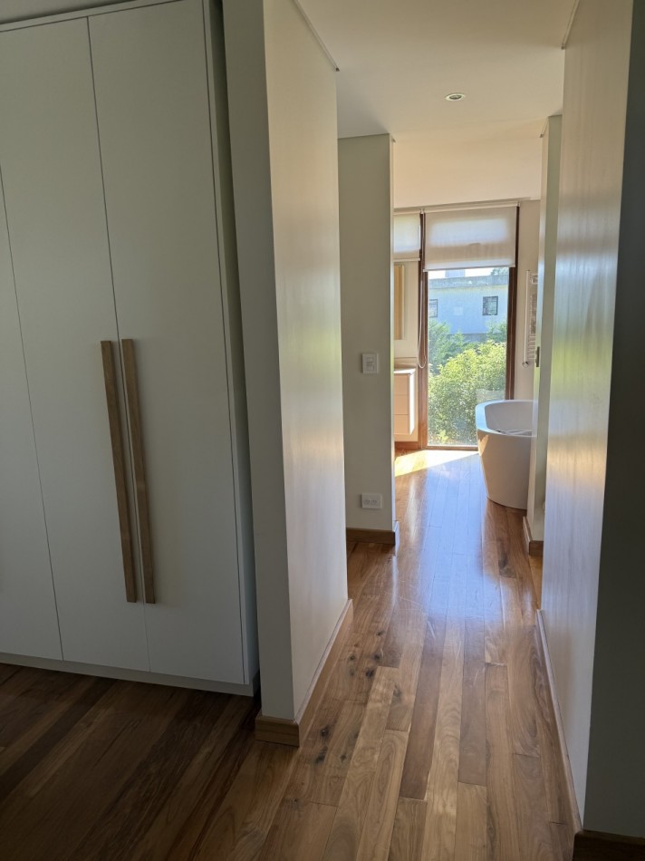 CASA DE CATEGORIA EN BARRIO PRIVADO ARENAS DEL SUR. MAR DEL PLATA