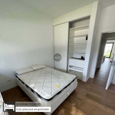 ()CASA EN BARRANCAS DE SAN BENITO, BARRIO PRIVADO. ALQUILER POR TEMPORADA. 3 AMBIENTES. CHAPADMALAL