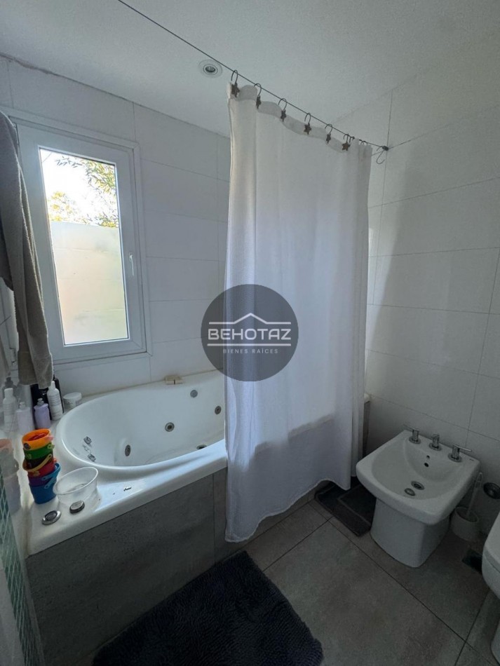 CASA DE 3 AMBIENTES EN ALQUILER POR 24 MESES, EN LOS ACANTILADOS, MAR DEL PLATA.