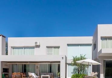 ()MODERNA CASA SEIS AMBIENTES CON IMPORTANTE LOTE. RUMENCO. MAR DEL PLATA 
