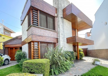 CHALET CINCO AMBIENTES CON PARQUE. SU ESTADO ES INMEJORABLE. MAR DEL PLATA