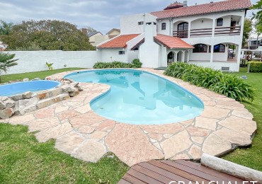 CHALET DE 6 AMBIENTES CON PISCINA EN VENTA EN PARQUE LURO, MAR DEL PLATA.