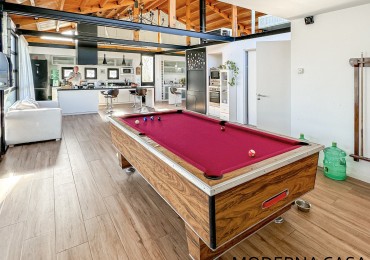 ()Moderna casa con piscina climatizada en barrio privado. Mar del Plata.  