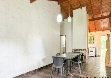 CASA CON GRAN PARQUE EN LO MEJOR DE LOS ACANTILADOS A CUATRO CUADRAS DEL MAR. 