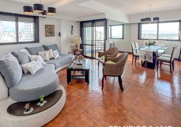SEMIPISO DE TRES AMBIENTES CON BALCON A LA CALLE Y VISTA PLENA AL MAR. LA PERLA. MAR DEL PLATA