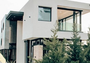 MODERNA CASA CON PISCINA EN ALQUILER 24 MESES BARRIO PRIVADO ARENAS DEL SUR MAR DEL PLATA 
