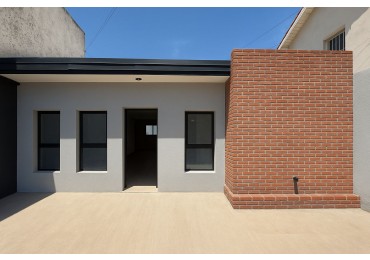 CASA RECICLADA CON PARQUE EN BARRIO SAN JOSE. MAR DEL PLATA