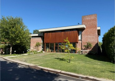 CASA DE CATEGORIA EN BARRIO PRIVADO ARENAS DEL SUR. MAR DEL PLATA